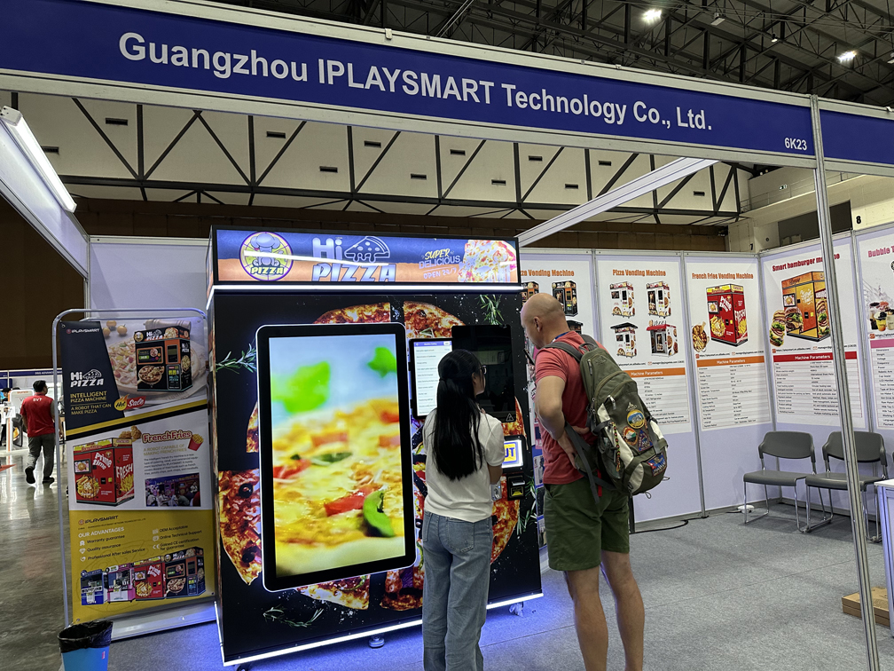 iplaysmart-showcases-smart-pizza-vending-machines-at-vend-asean-1.jpg