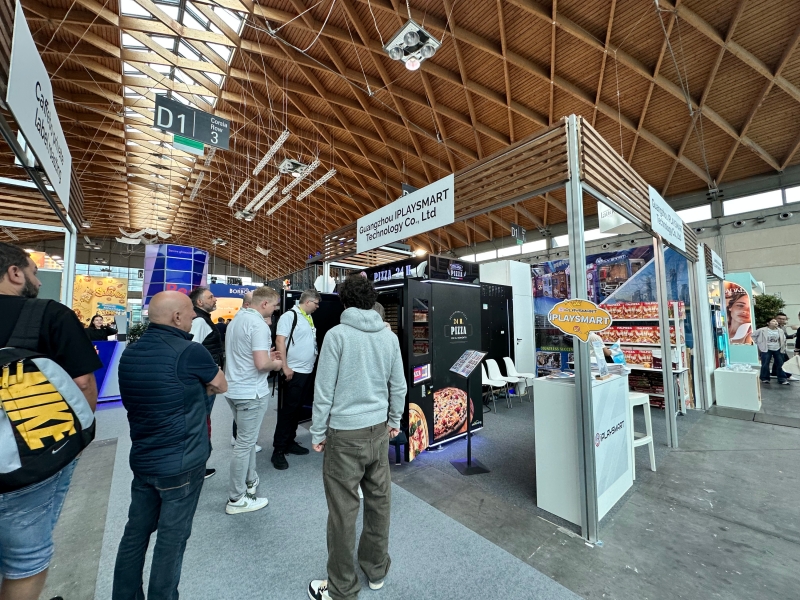 italy-show-recap-iplay-smart-fryer-pizza-machine-draw-crowds-1.jpg