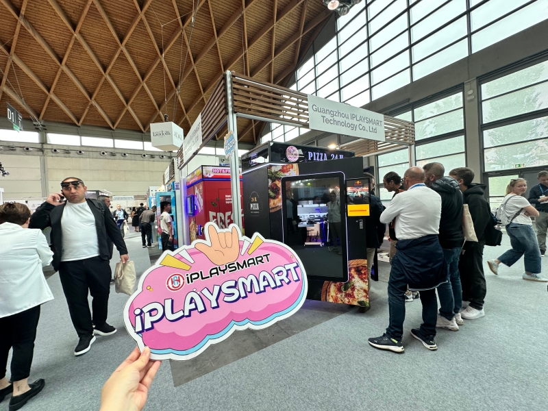italy-show-recap-iplay-smart-fryer-pizza-machine-draw-crowds-2.jpg