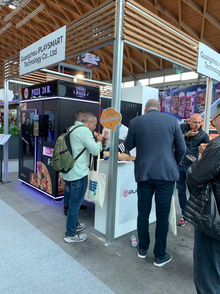 italy-show-recap-iplay-smart-fryer-pizza-machine-draw-crowds-3.jpg