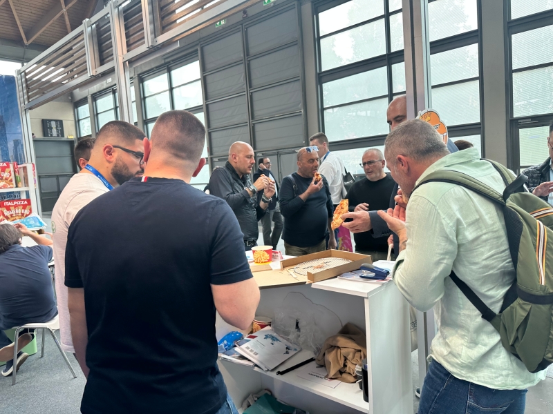 italy-show-recap-iplay-smart-fryer-pizza-machine-draw-crowds-4.jpg