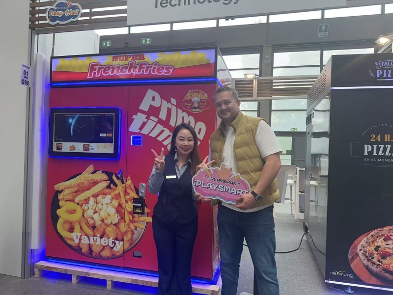 italy-show-recap-iplay-smart-fryer-pizza-machine-draw-crowds-7.jpg